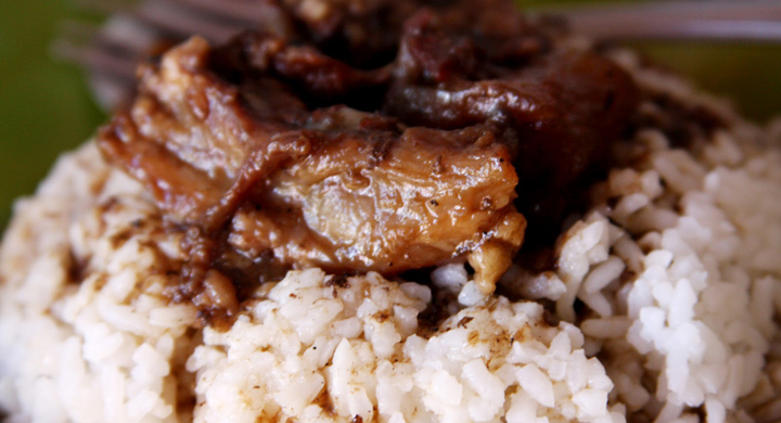 Semur daging juga menjadi andalan Warung Brintik selain rawon.