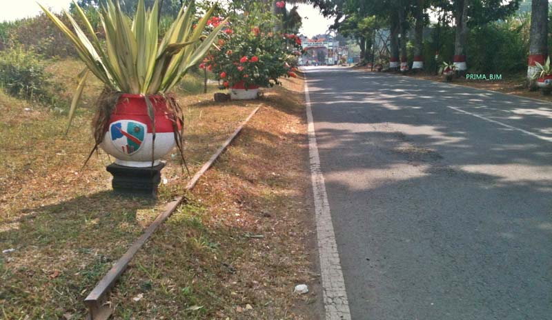 Rel yang menuju ke Bandara Abdurrahman Saleh (Foto: http://blusukanjalurmati.blogspot.co.id/)