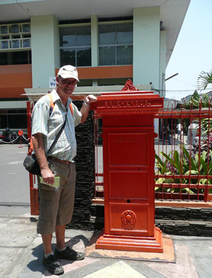 Seorang bule berdiri di samping Brievenbus di Malang | Foto: members.home.nl