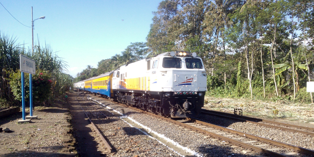 Sekarang kereta api hanya lewat saja di Stasiun Pakisaji | Foto: Flickr Setyo Bagus