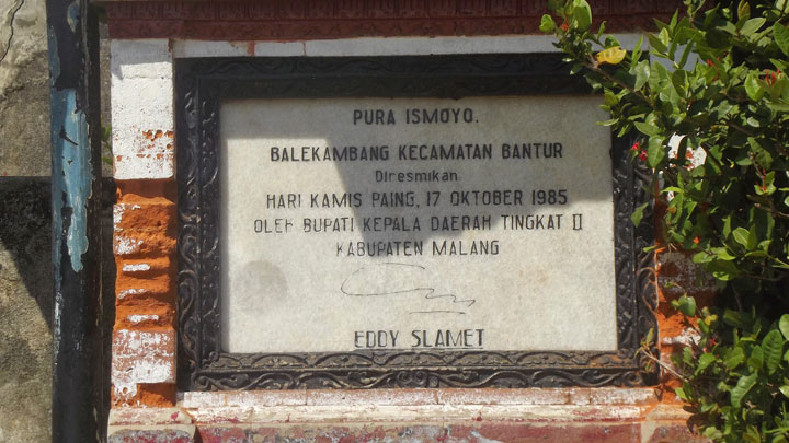 Prasasti peresmian Pura Ismoyo Jati | Foto: esokharinanti.com
