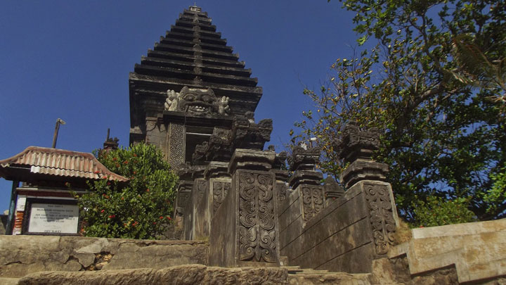 Bentuk pura seperti Candi di Jawa Timur | Foto: esokharinanti.com