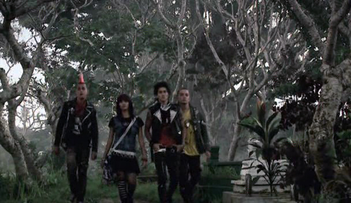 Scene Punk In Love di Kuburan Samaan