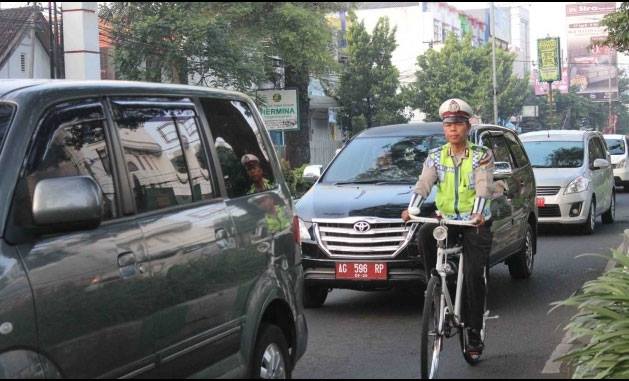Bripka Seladi berangkat ke kantor dengan menggunakan sepeda ontel | Foto: Merdeka