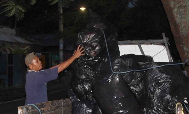 Saat menata sampah | Foto: Merdeka