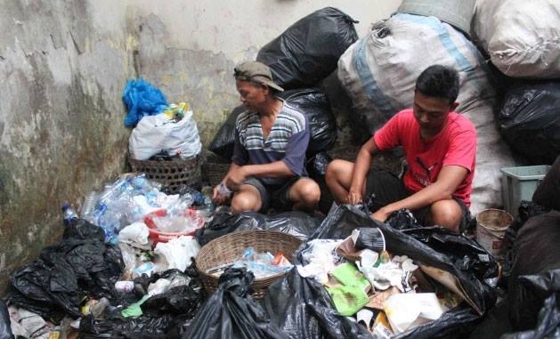 Bripka Seladi dibantu anaknya | Foto: Merdeka