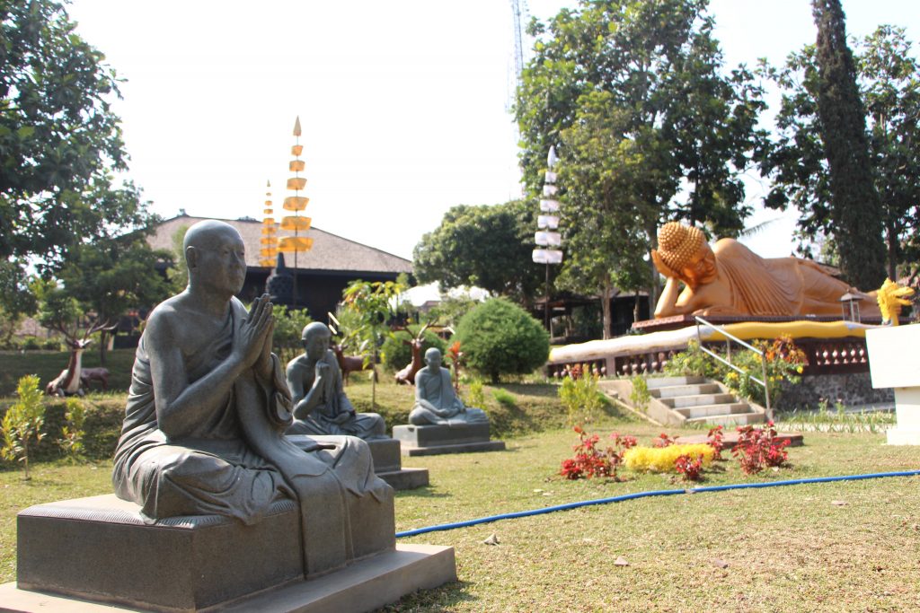 Patung "Sleeping Buddha" di area belakang Vihara Dhammadipa