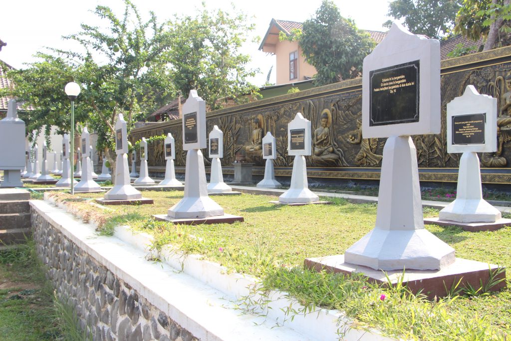 potongan ayat di kitab ajaran Buddha di bagian depan vihara