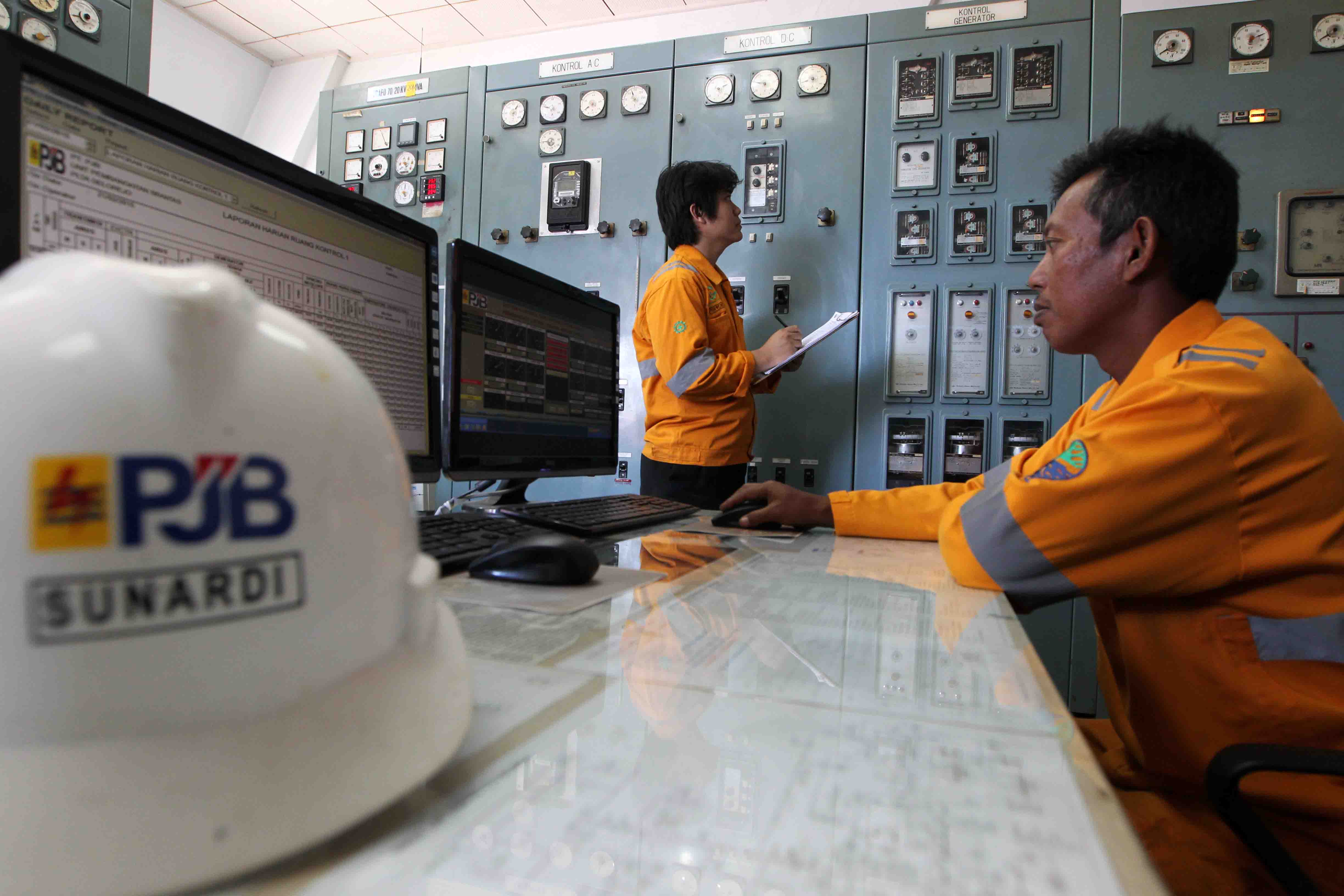 Sejumlah pekerja melakukan pengecekan di PLTA Selorejo. Istimewa/Agus Trimukti/Humas PLN/detikFoto.