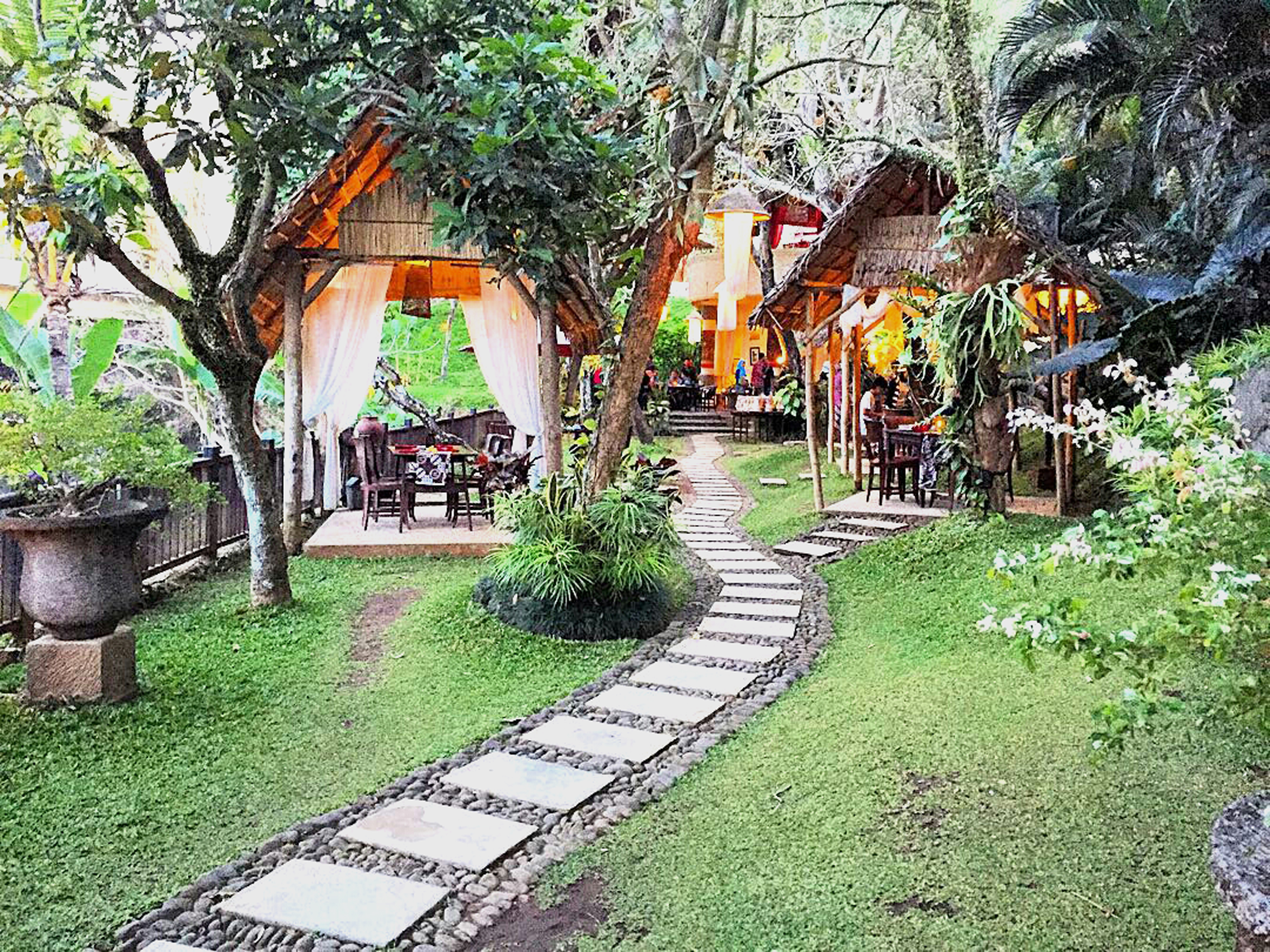 Gazebo-gazebi di Taman Indie Riverview Resto, via instagram andrewwiradinata
