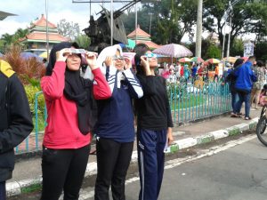 mengamati matahari menggunakan kacamata matahri dengan filter yang berbeda, badder dan ND5