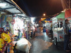 kondisi dalam pasar pasar laron kota batu saat malam hari