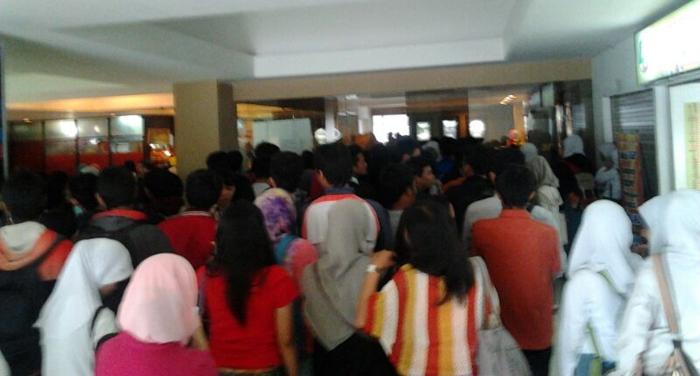 Antrian calon penonton di Mandaka 21 (C) KAPANLAGI
