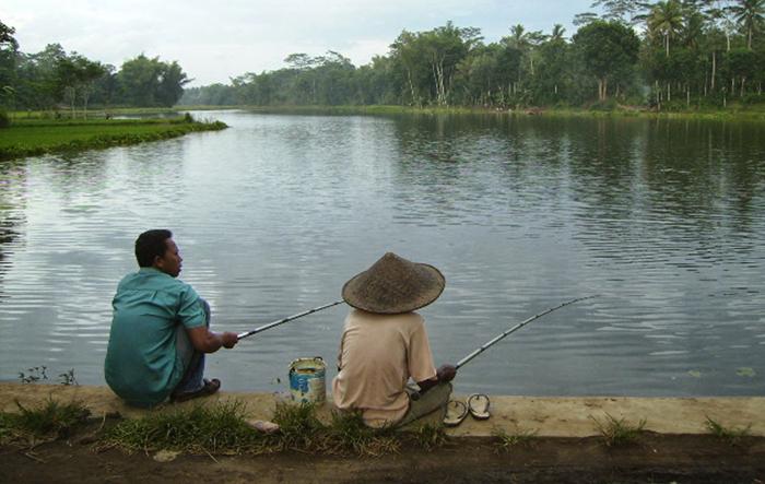 Warga sekitar memancing di Telaga Senggreng (C) SENGGRENG