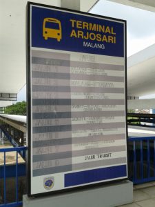 Papan keterangan jalur bus di Terminal Arjosari