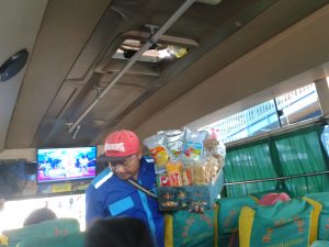 pedagang asongan di dalam terminal Arjosari mengenakan seragam
