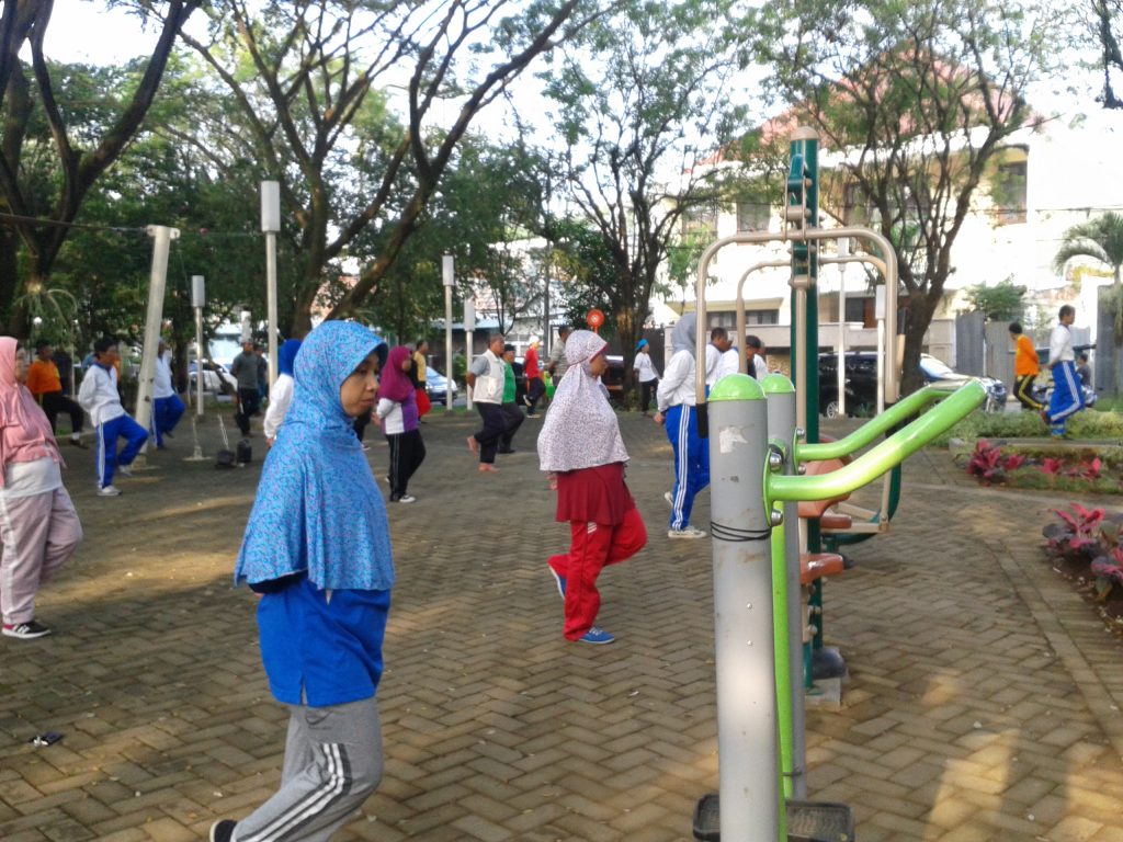 suasana senam di taman slamet minggu pagi