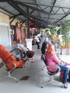 tampak samping ruang tunggu penumpang