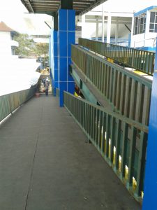 tangga jalur penumpang menuju lantai dua