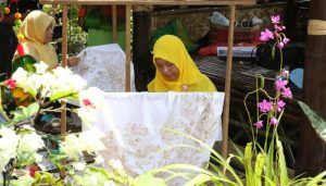 Pengunjung bisa belajar membatik. (Foto: Actual.co)