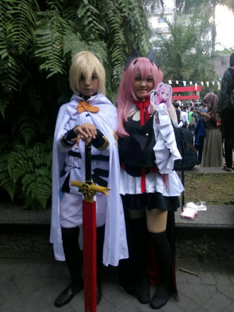 Cosplay Seraph of The End-Krul Teppes (kanan) dan Mikaela Hyakuya (kiri)