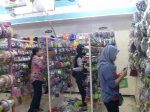 Suasana di lantai dua Toko Petra Accesories. Beberapa pembeli nampak sibuk melihat-lihat barang yang disediakan di toko ini. (Foto: Riska Suci Rahmawati)