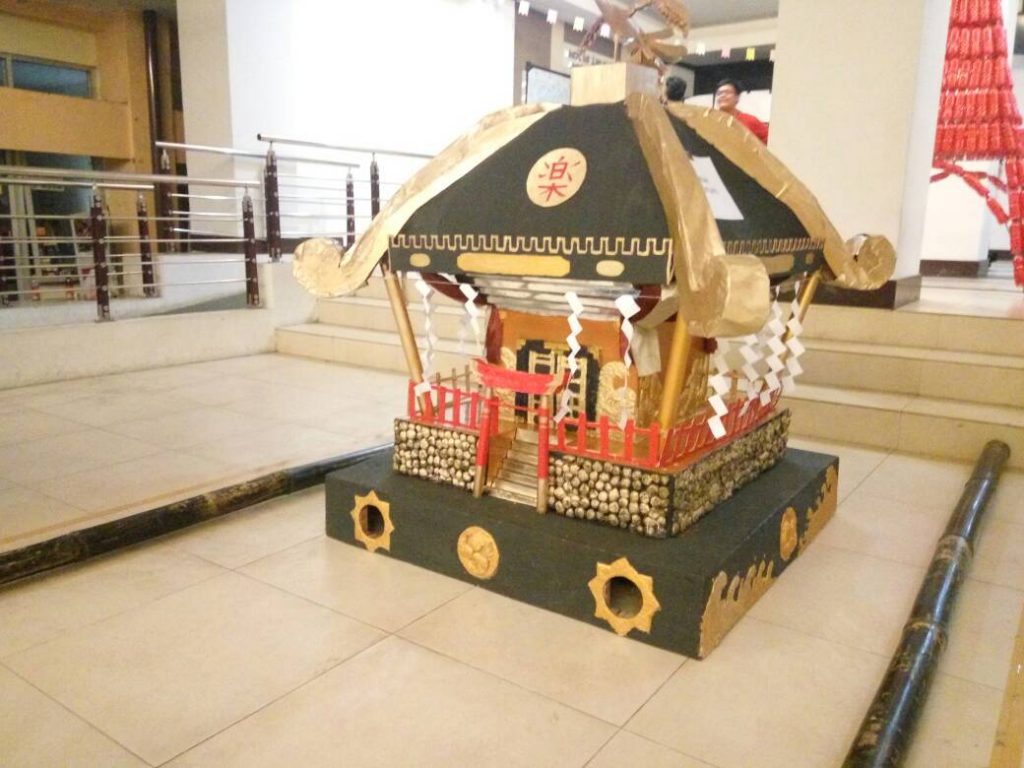 Miniatur Mikoshi (kuil) pada perayaan festival anak di Jepang