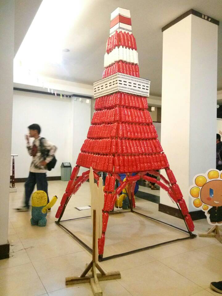 Miniatur Tokyo Tower dari botol air mineral bekas