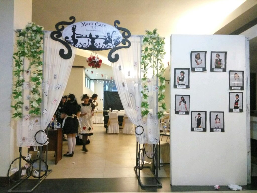Stan maid cafe di dalam gedung Fakultas Ilmu Budaya UB