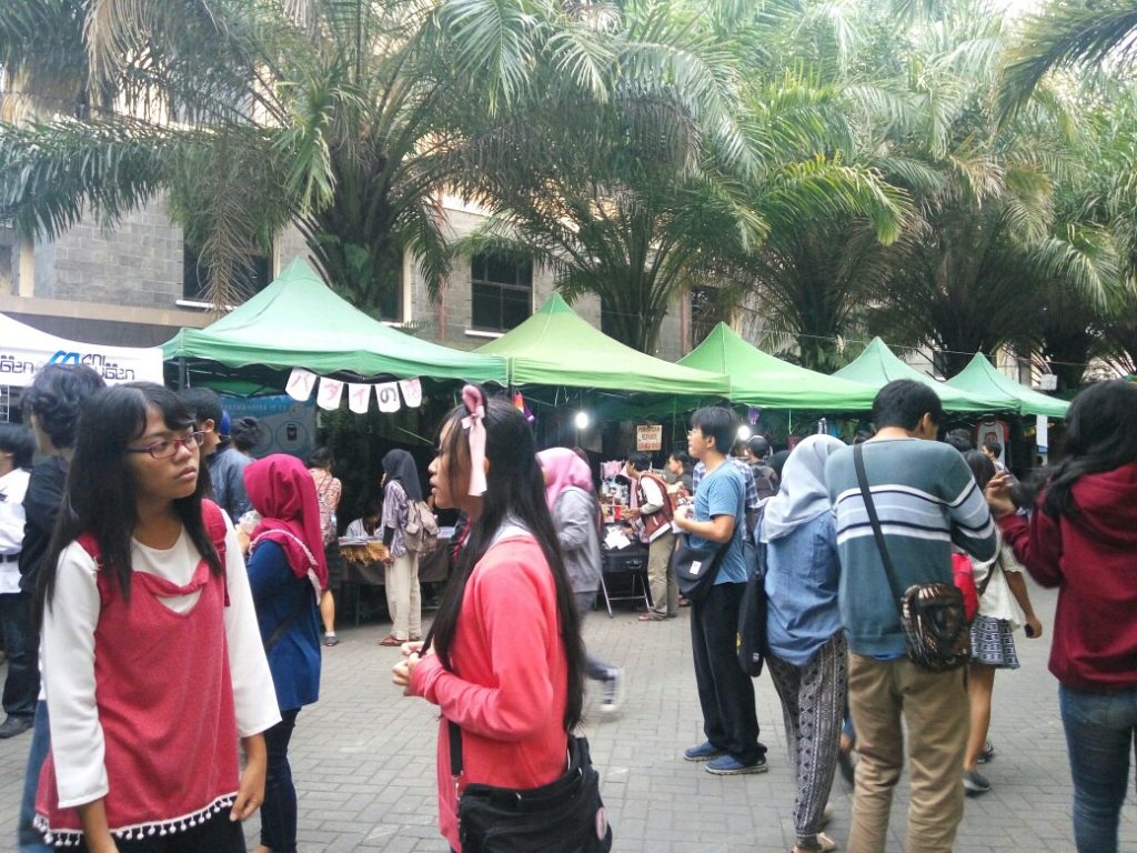 deretan stand aksesori seperti stiker, gantungan kunci, jaket, dll