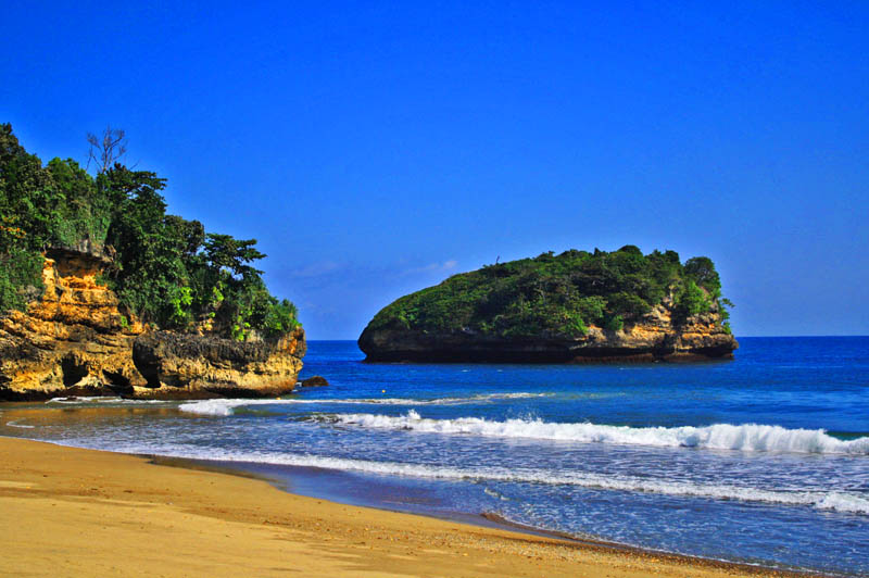 Pantai-Sendang-Biru-Malang