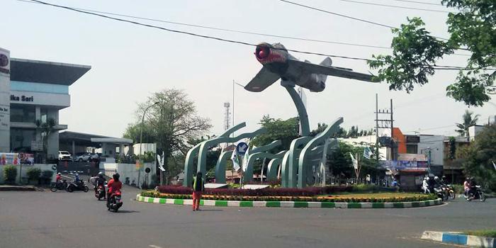 Bundaran Monumen Pesawat Tempur MIG-17 Fresco, salah satu ikon Suhat - Rumahdijual.com