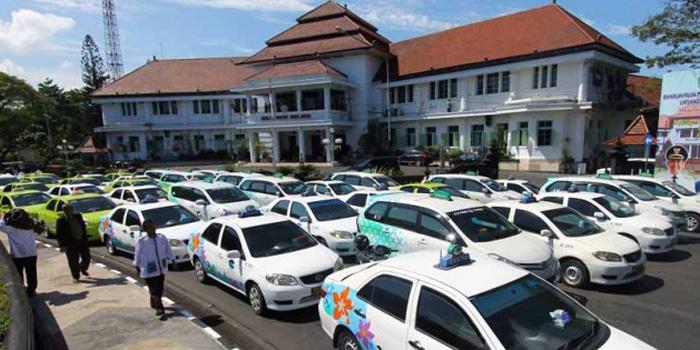 Taksi di depan Balaikota Malang - Suryaonline