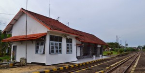 Stasiun Pakisaji, bangunannya kecil tetapi bersih dan terawat | Foto: http://dunia-lucky.blogspot.co.id/