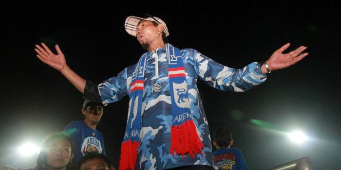 Yuli Sumpil, Dirigen Aremania - SLAMET MELDA