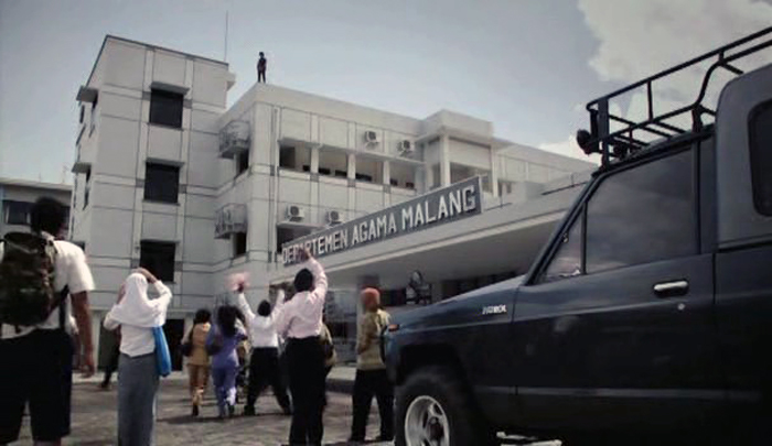 Scene Punk In Love di Gedung FE Universitas Negeri Malang (UM) yang disulap menjadi Gedung Departemen Agama Kota Malang