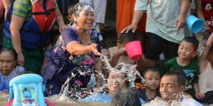 Ritual Keramas Bersama di Sumber Mbah Raden