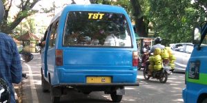 Angkot Jalur TST di Kota Malang (C) AKAIBARA