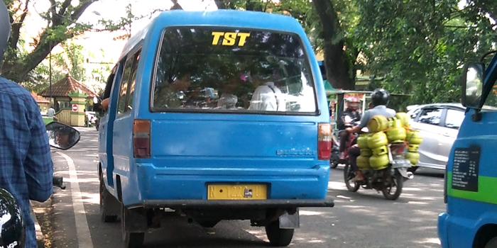 Angkot Jalur TST di Kota Malang (C) AKAIBARA