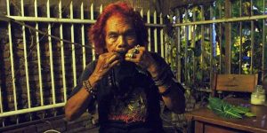 Cak Kandar dalam sebuah aksinya (C) Portalmusikmalang.com