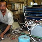 Slamet Haryanto dengan alat PLTH karyanya (C) TEMPO