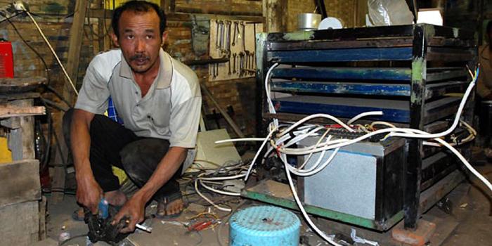 Slamet Haryanto dengan alat PLTH karyanya (C) TEMPO