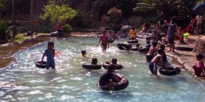 Mandi air di Sumber Ringin Tumpang (C) WISATA TUMPANG