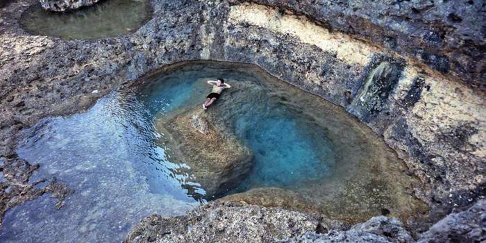 Bersantai Menikmati Eksotisnya Teluk Bidadari (C) NGADEM.COM