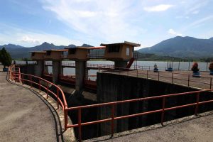 PLTA ini beroperasi dengan memanfaatkan air waduk yang bersumber dari mata air Gunung Anjasmoro, Gunung Argowayan, serta aliran sungai Konto. Istimewa/Agus Trimukti/Humas PLN/detikFoto.
