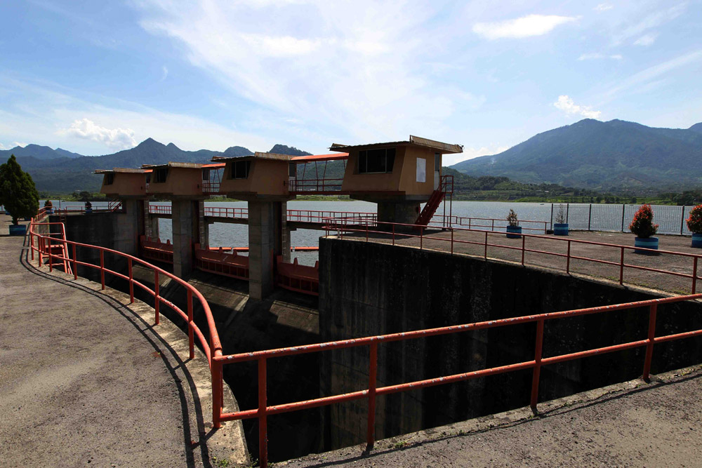 PLTA ini beroperasi dengan memanfaatkan air waduk yang bersumber dari mata air Gunung Anjasmoro, Gunung Argowayan, serta aliran sungai Konto. Istimewa/Agus Trimukti/Humas PLN/detikFoto.