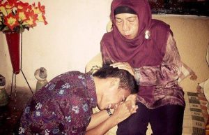 Tradisi Sungkeman ajarkan kita banyak hal (C) AHMAD NUFIANDANI