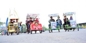 Naik Becak Gowes di Halaman Stadion Kanjuruhan (C) JADAGRAM