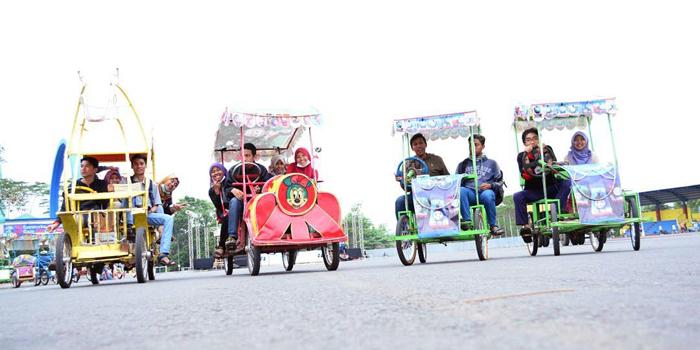 Naik Becak Gowes di Halaman Stadion Kanjuruhan (C) JADAGRAM
