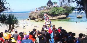 Tradisi Nikmati Libur Lebaran di Pantai Balekambang (C) TRIBUNNEWS